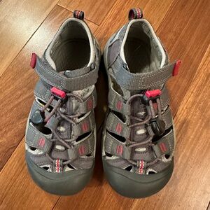 Keen Newport H2 Waterproof Sandals Little Kids Sz 1 Gray/Red accents - Like New!